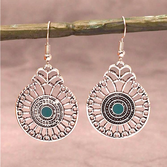 Jewelry - Elegant Gold and Green Filigree Earrings